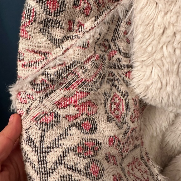 Super warm, comfy vest from anthropology! Cute with any outfit. - Picture 4 of 5